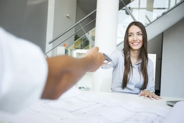 Geschäftsfrau beim Händeschütteln im Büro — Stockfoto