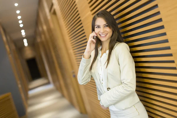 Mujer joven en la oficina —  Fotos de Stock