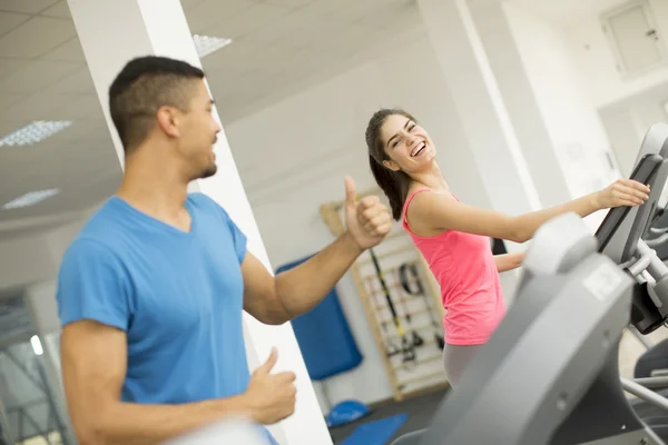 Jóvenes en el gimnasio — Foto de Stock