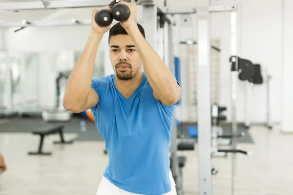 Joven en el gimnasio — Foto de Stock