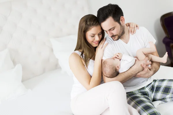 Família feliz com bebê — Fotografia de Stock