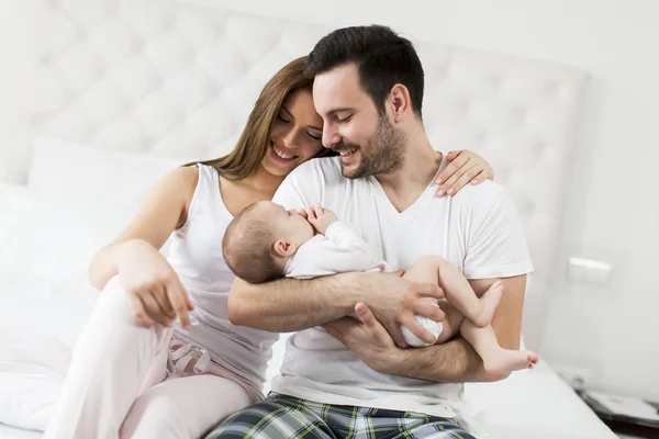 Família feliz com bebê — Fotografia de Stock