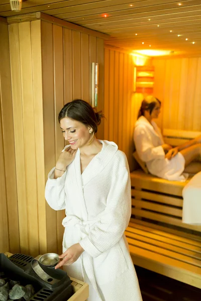 Les jeunes femmes se relaxent dans le sauna — Photo