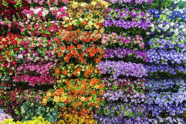 Ljusa blommor på marknaden — Stockfoto