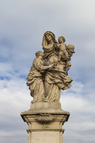 Estátua de Santa Ana na Ponte Carlos — Fotografia de Stock