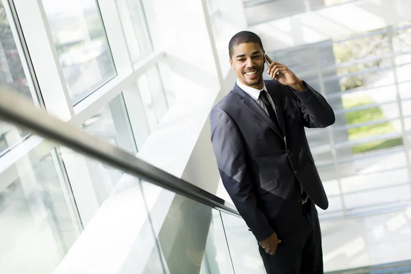 Knappe zwarte man met telefoon — Stockfoto