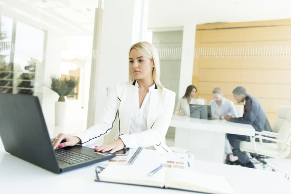 Junge Frau arbeitet im Büro — Stockfoto