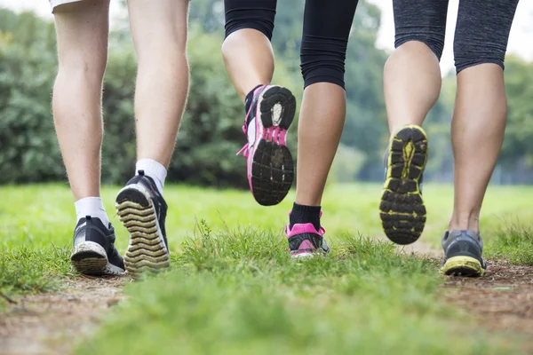 Mensen rennen in het park — Stockfoto