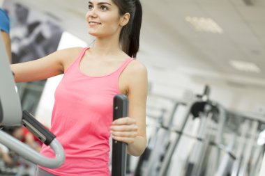 Spor salonundaki güzel kadın.