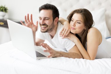 genç bir çift yatakta