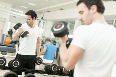 Spor salonundaki genç adam.
