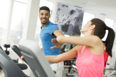 Spor salonundaki gençler.