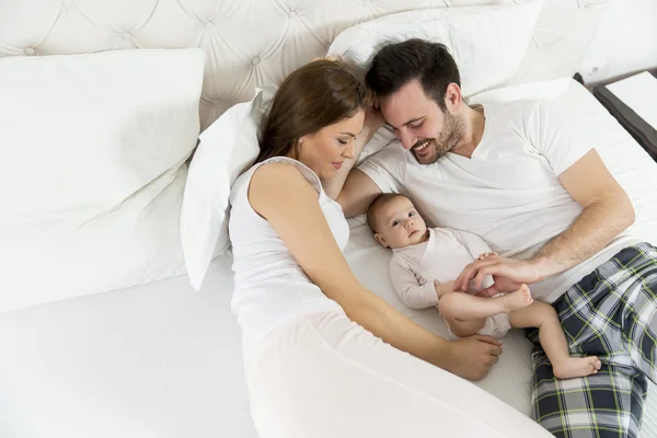 Família feliz com bebê — Fotografia de Stock