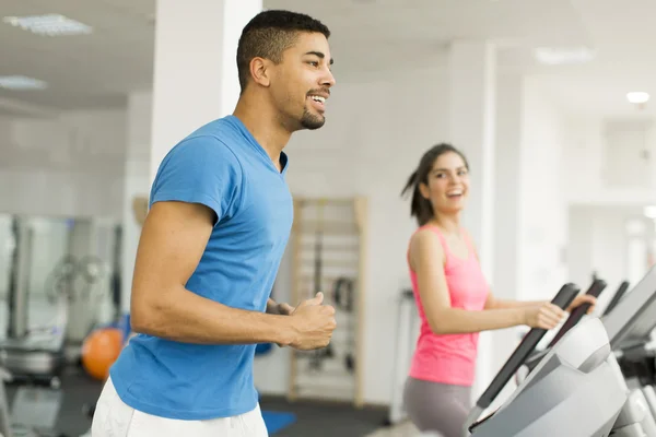 Jóvenes en el gimnasio — Foto de Stock