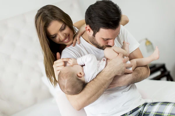 Lycklig familj med barn — Stockfoto