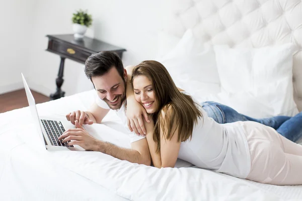 Jovem casal na cama — Fotografia de Stock