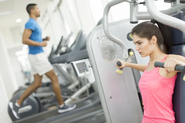 Ungdomar i gymmet — Stockfoto