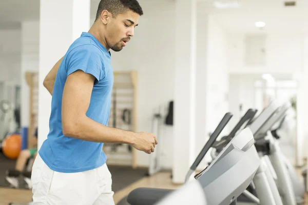 Hombre entrenando en el gimnasio — Foto de Stock