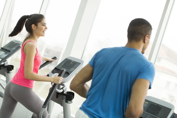 Ungdomar i gymmet — Stockfoto