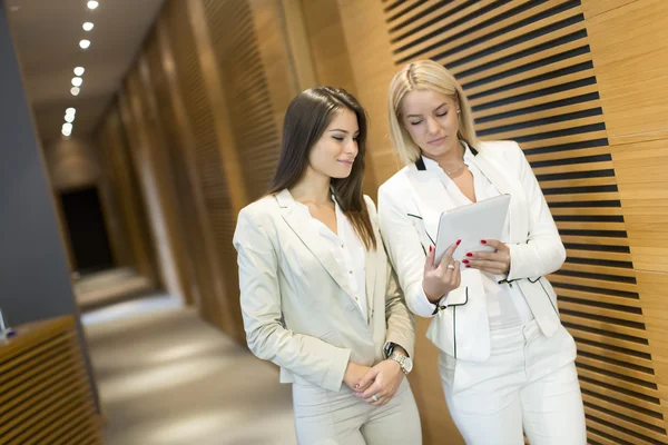 Jonge vrouwen met Tablet PC — Stockfoto