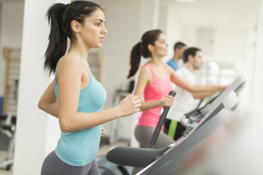 Spor salonundaki gençler.