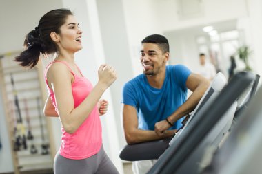Spor salonundaki gençler.