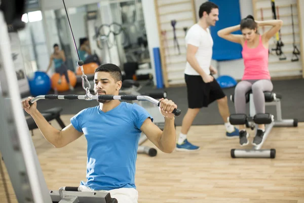 Young people training in the gym — Stock Photo, Image