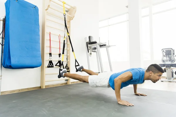 Uomo nero in palestra — Foto Stock