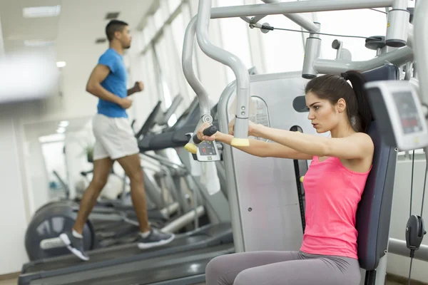 Young people in the gym — Stock Photo, Image