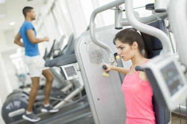 Spor salonundaki gençler.