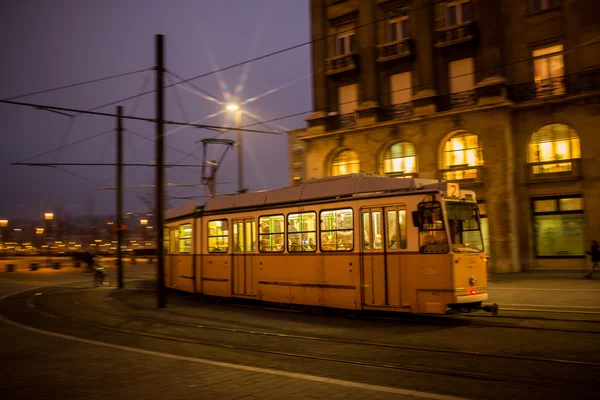 Gatan i Budapest i skymning — Stockfoto