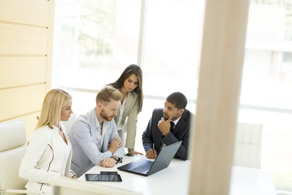 Multiracial ungdomar — Stockfoto