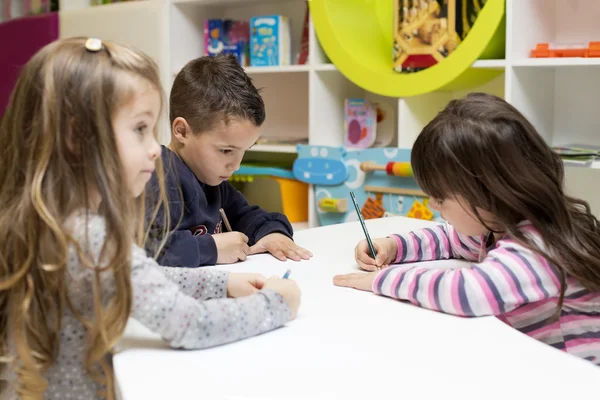 Crianças desenho na sala de jogos — Fotografia de Stock