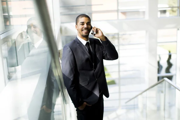 Schöner schwarzer Mann mit Telefon — Stockfoto