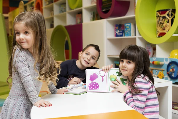 Niños dibujando en la sala de juegos — Foto de Stock