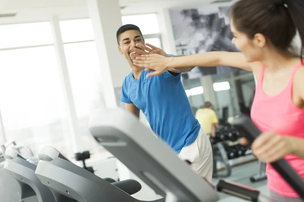 Ungdomar i gymmet — Stockfoto