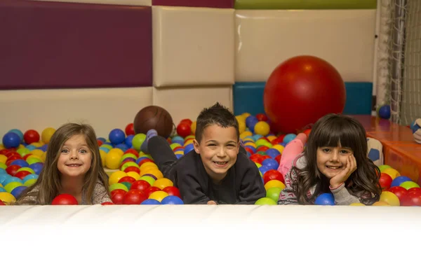 Niños divirtiéndose —  Fotos de Stock