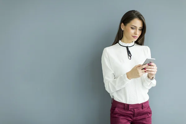 Giovane donna con telefono — Foto Stock