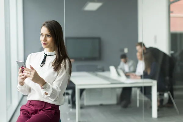 Jeune femme avec le téléphone — Photo