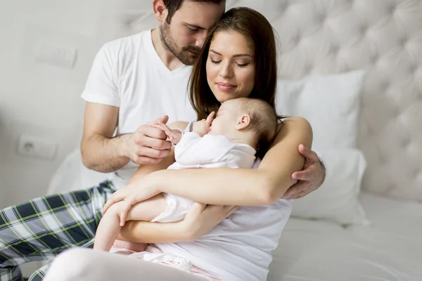 Lycklig familj med barn — Stockfoto