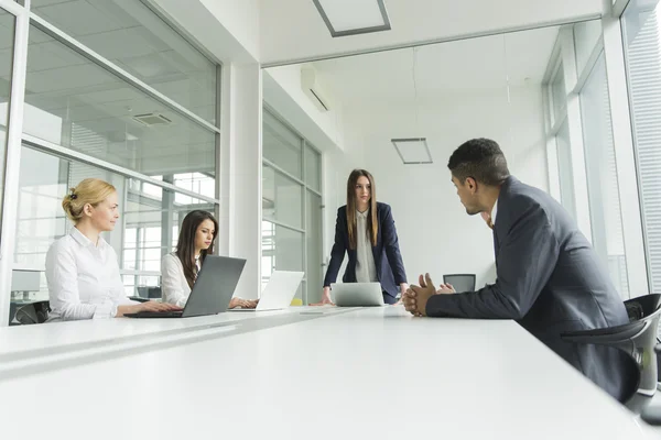 Gente de negocios en la oficina —  Fotos de Stock