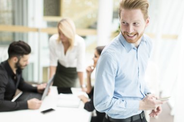 Ofisteki iş adamları.