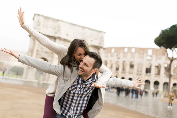 Casal feliz em Roma — Fotografia de Stock