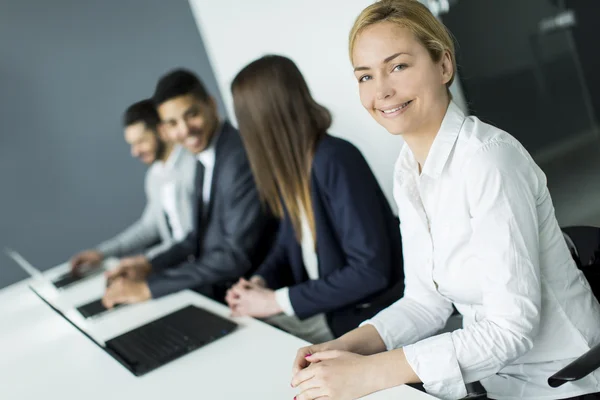 Zakenvrouw zitten met haar collega 's — Stockfoto