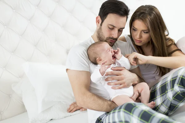 Família feliz com bebê — Fotografia de Stock