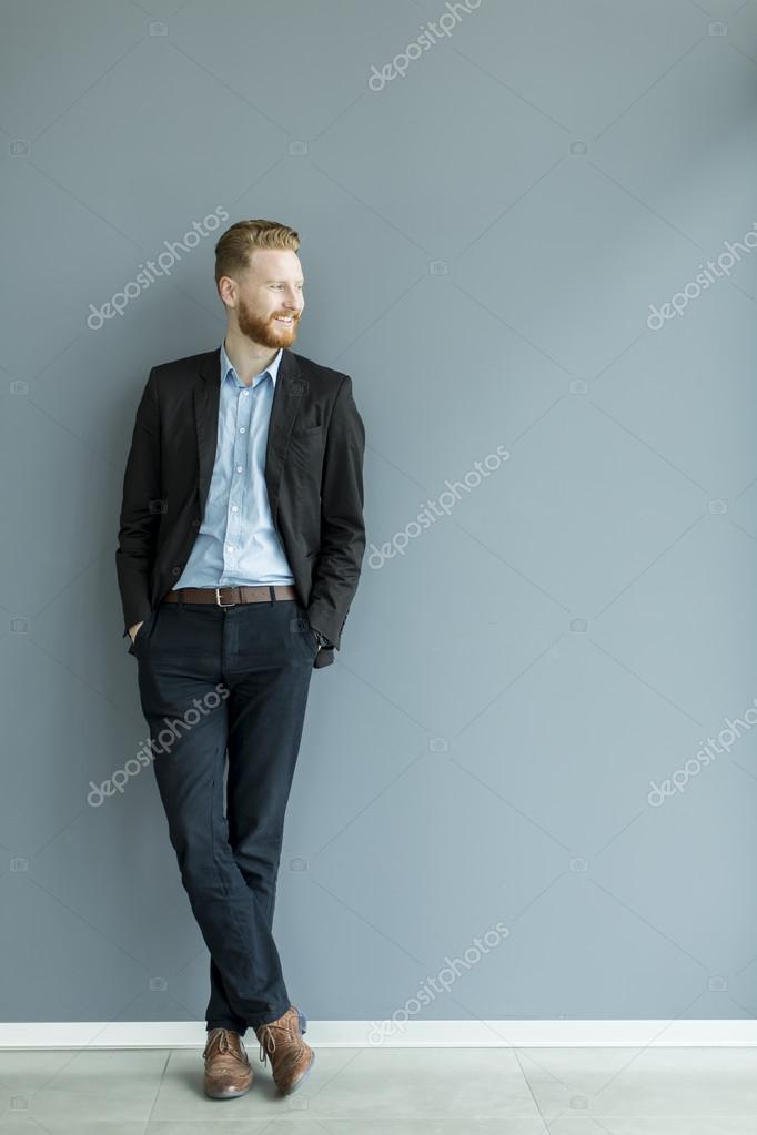 непринужденная поза стоящего человека