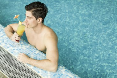 yakışıklı bir adam havuzda