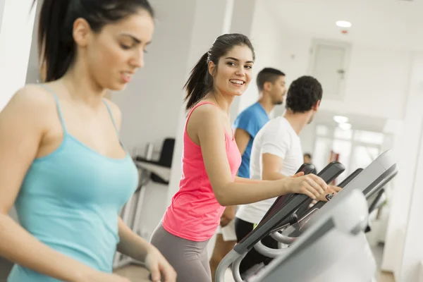 Jóvenes entrenando en el gimnasio — Foto de Stock