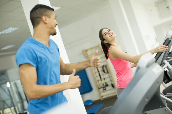 Jóvenes en el gimnasio — Foto de Stock