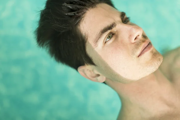 Muž plavající v bazénu — Stock fotografie